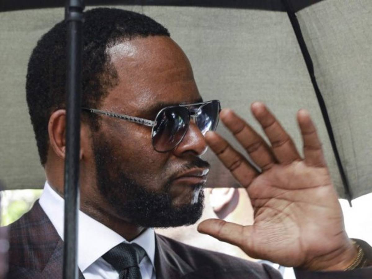 Abogados de R. Kelly piden juez desestime demanda de abuso