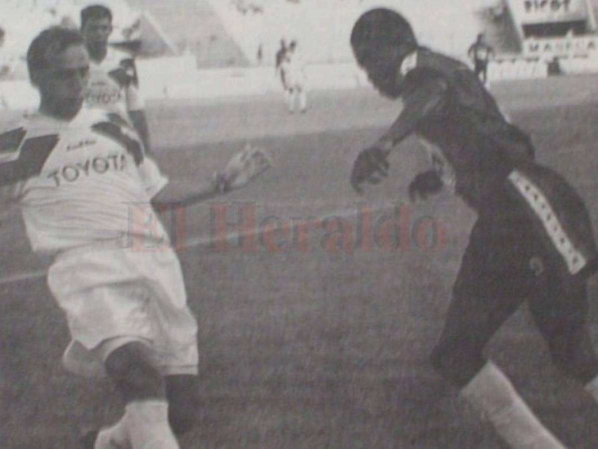 Fabián Coito jugando para Olimpia en Honduras en 1994, acá en la marca de Iván Güity del Deportes Progreseño.