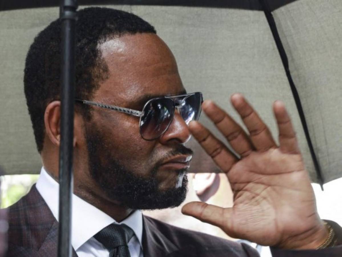 R. Kelly falta a audiencia por infección en dedo del pie