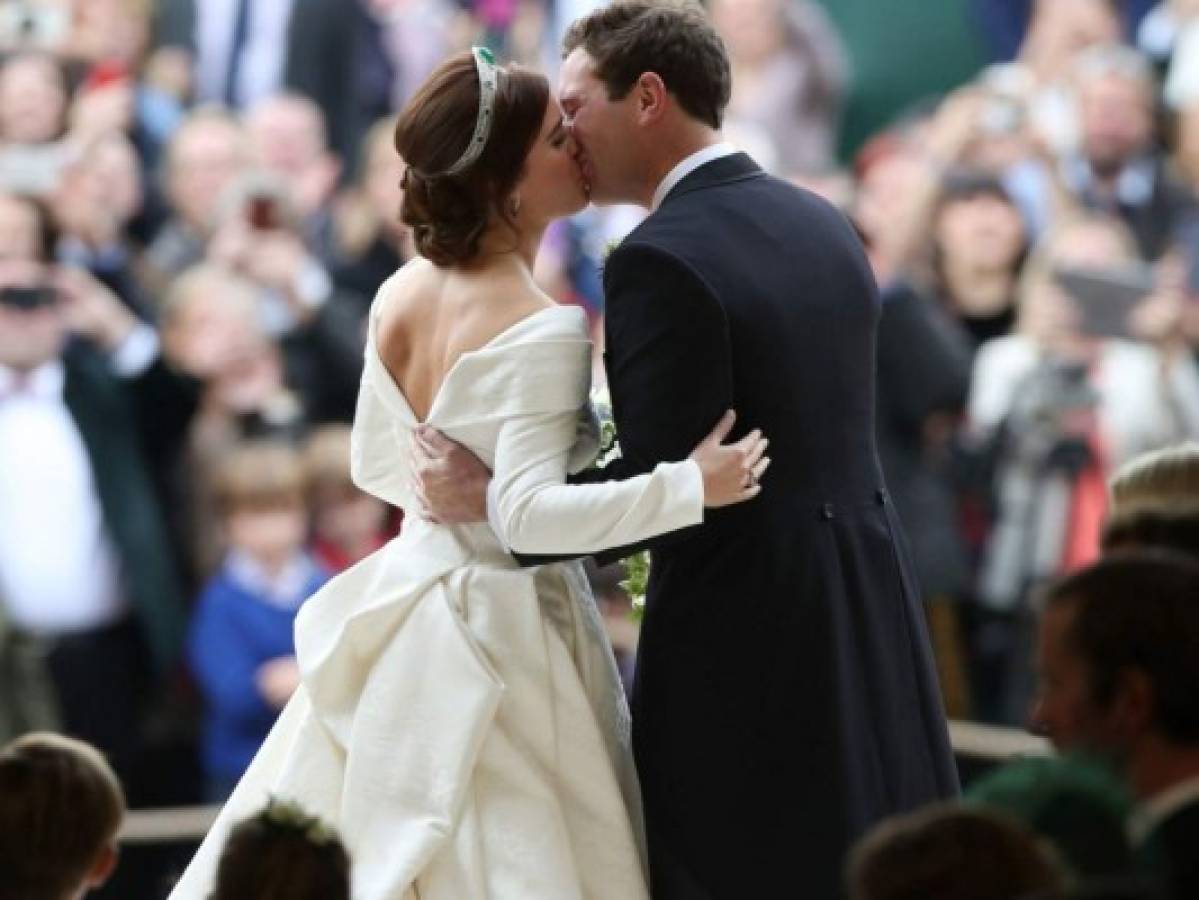 ¿Por qué la princesa Eugenie usó un vestido de novia que mostraba la cicatriz en su espalda?