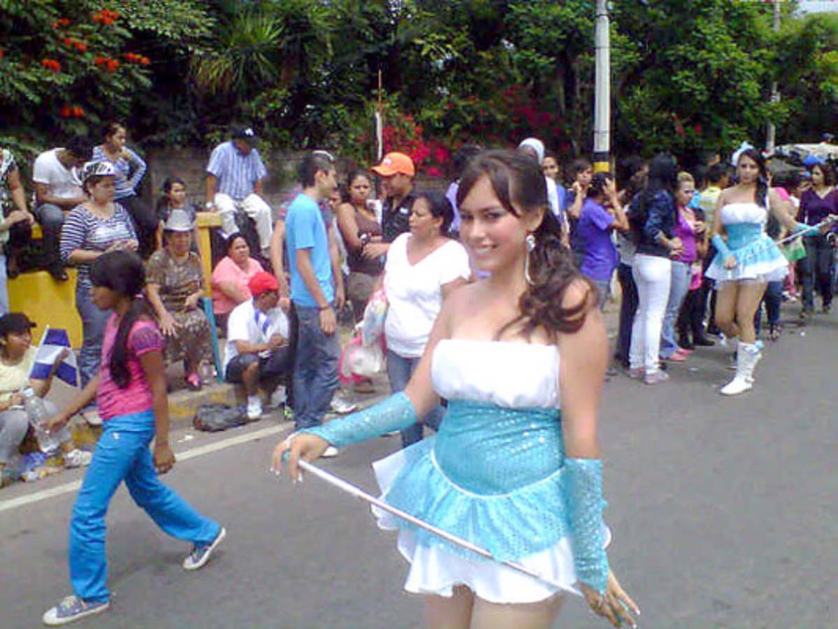 Derroche de civismo y belleza en desfiles patrios