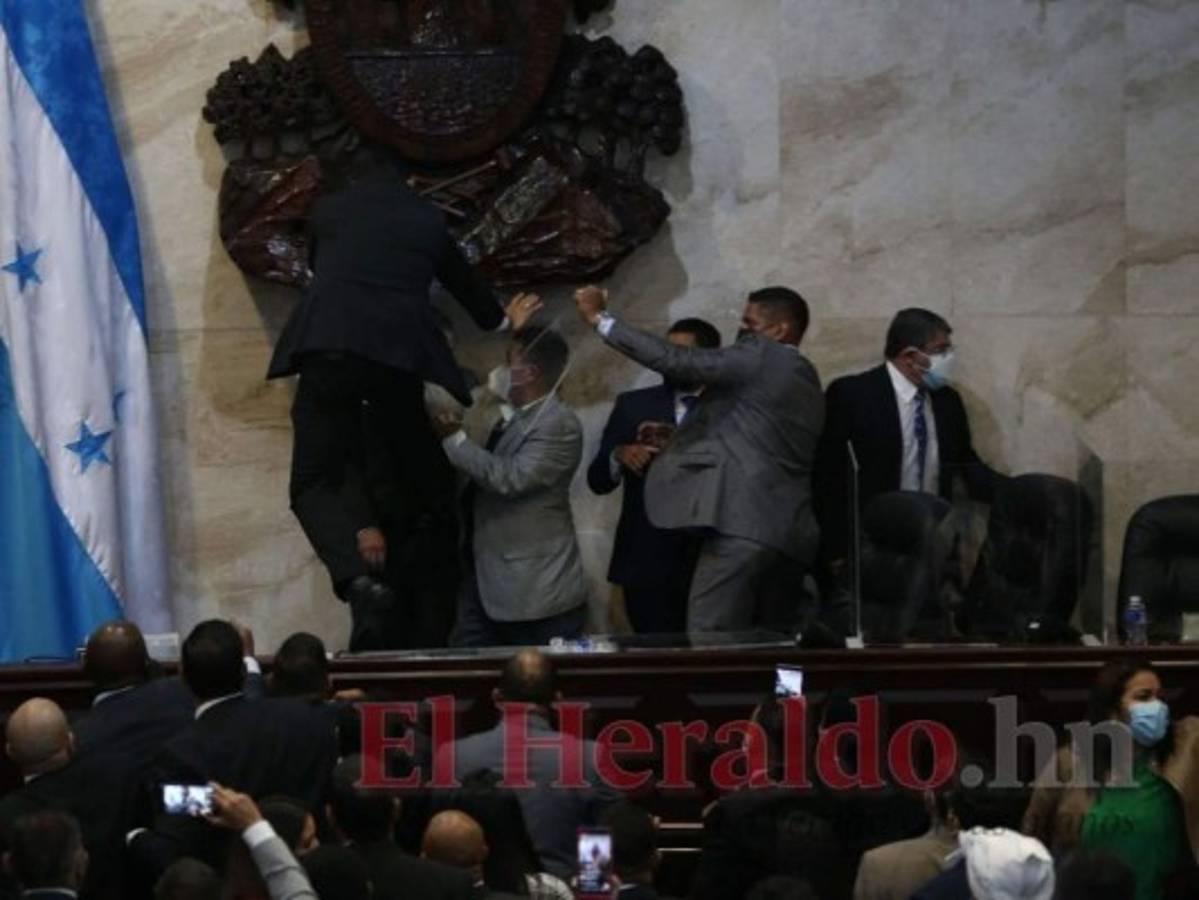 Ambición excesiva de los políticos suicidas tiene al país sumido en crisis