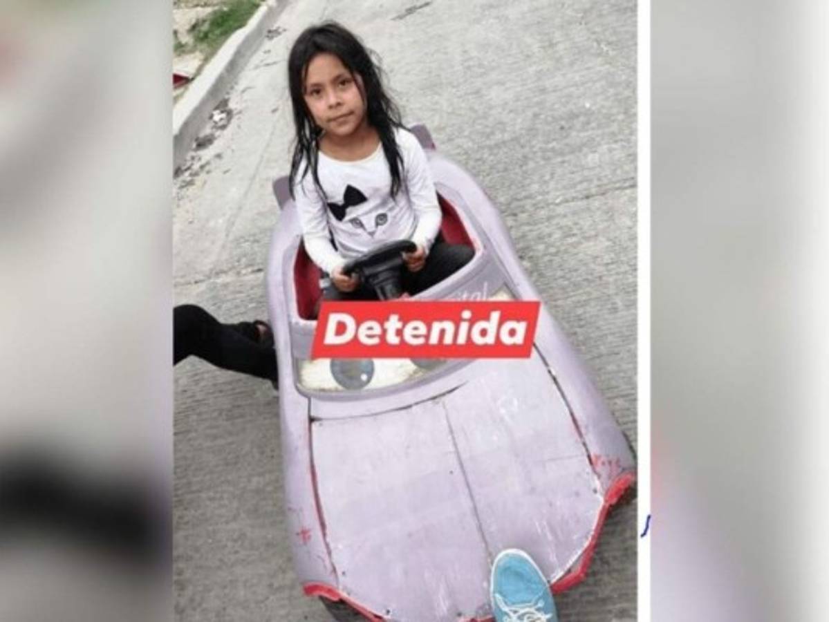 Los familiares de la niña también tomaron de forma cómica el incidente y difudieron esta fotografía con la etiqueta: 'Detenida', donde además, se aprecia a la menor, portando irónicamente una blusa con la cara de un gatito. Foto:Facebook