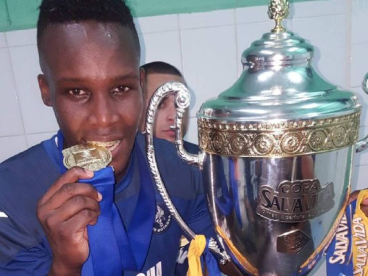 Rubilio Castillo visitó la tumba de su hermano tras cumplirle la promesa de quedar campeón con Motagua