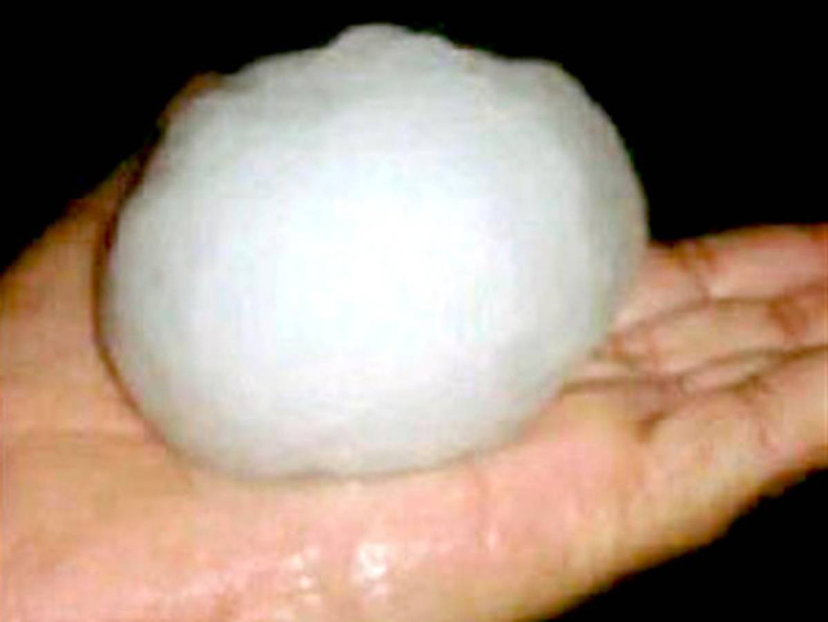 Vendaval y hasta lluvia de granizo azotan ciudad en el este de Honduras