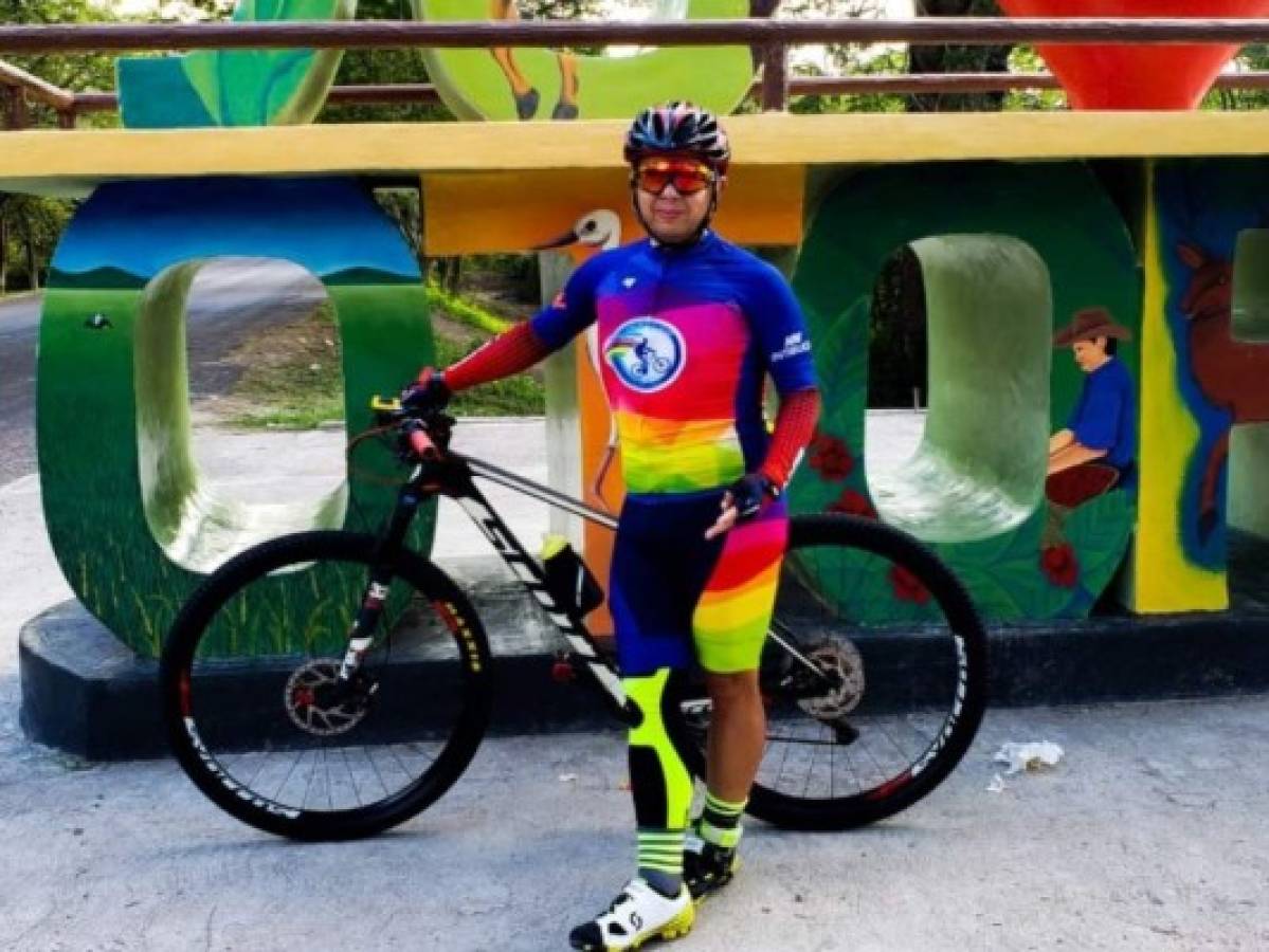 Médico pedalea después de su jornada de trabajo en la Vuelta 2020  