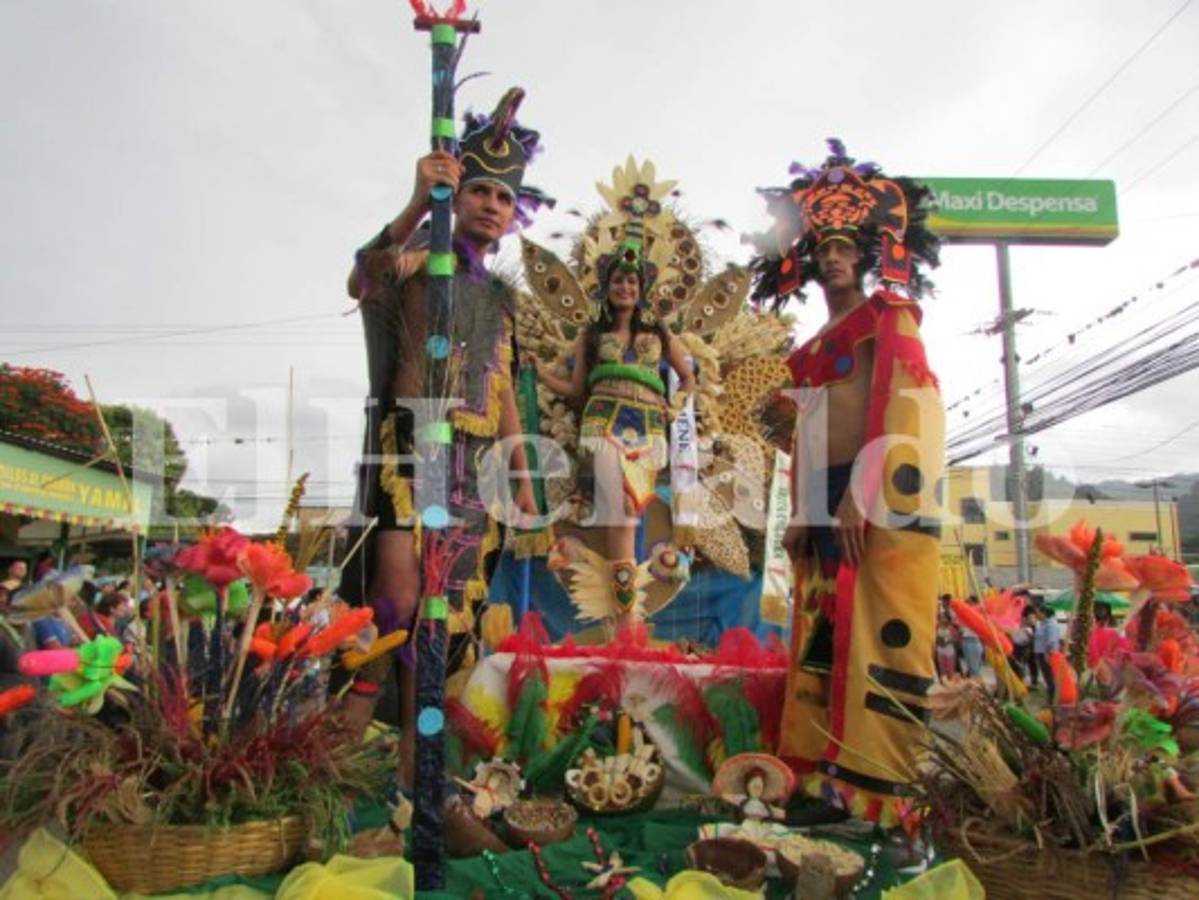 Demostración de cultura y belleza en el Festival Nacional del Maíz, Festima