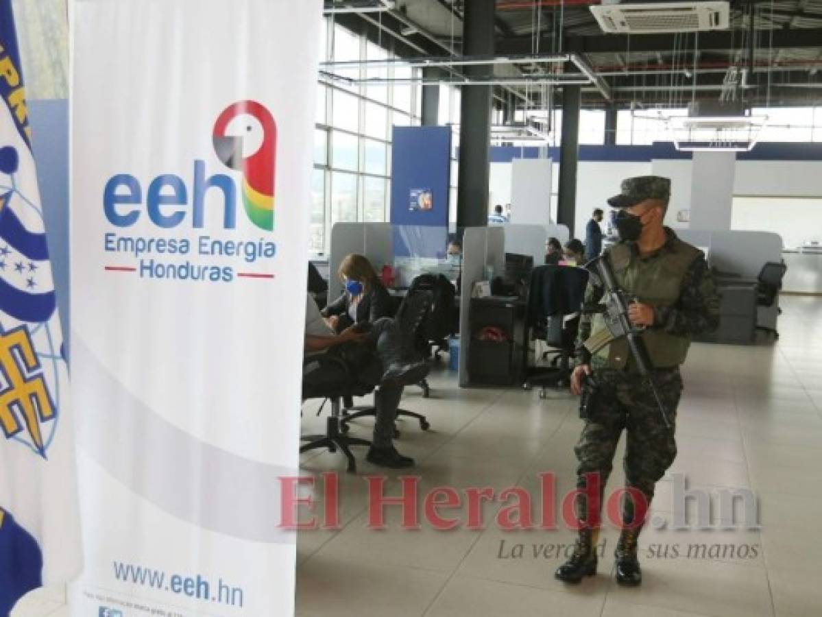Hubo presencia de militares durante la intervención en las oficinas de EEH. Foto: Efraín Salgado/El Heraldo