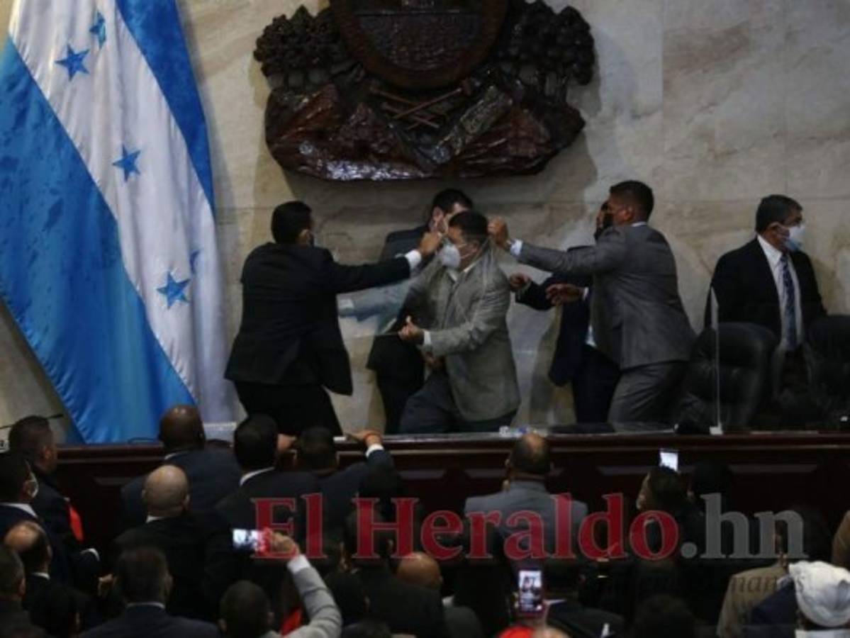 La primera sesión preparatoria del Congreso estuvo marcada por la violencia. Foto: El Heraldo