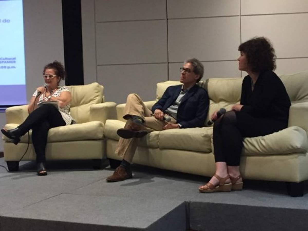 Martha Clarissa Hernández, Rodrigo Rey Rosa y Alexandra Ortiz Wallner en uno de los conversatorios del evento. / EL HERALDO