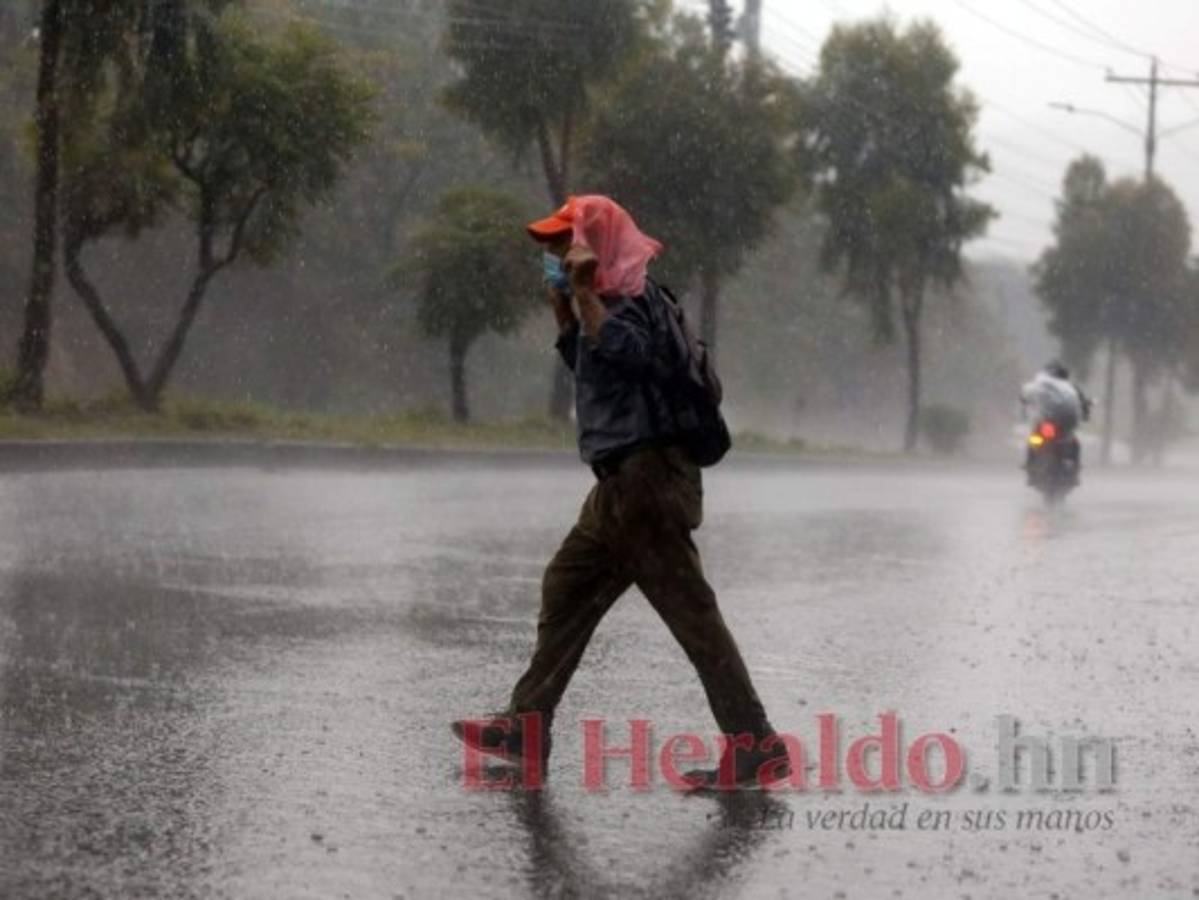 Aunque esté haciendo sol la gente dice: “Mejor llevo la sombrilla porque como dijo ‘Chelato’, nunca se sabe”. Foto: El Heraldo