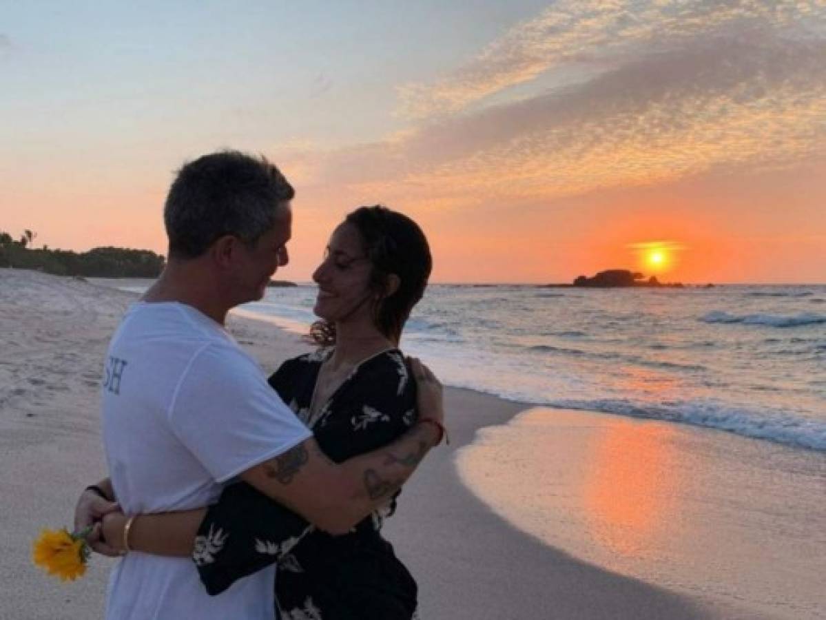 Alejandro Sanz dedica romántico mensaje a su novia Rachel Valdés