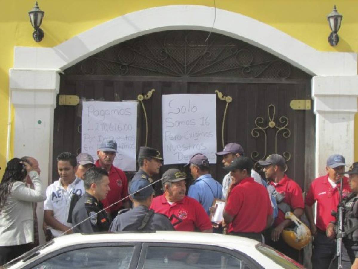 Conductores de taxi se toman oficinas de la comuna de Danlí