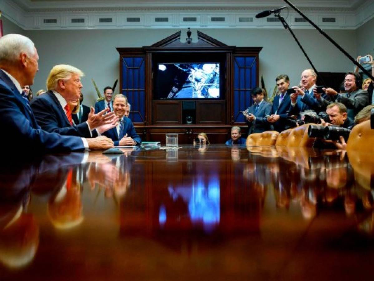 Primera salida espacial de dos mujeres, felicitadas por Donald Trump