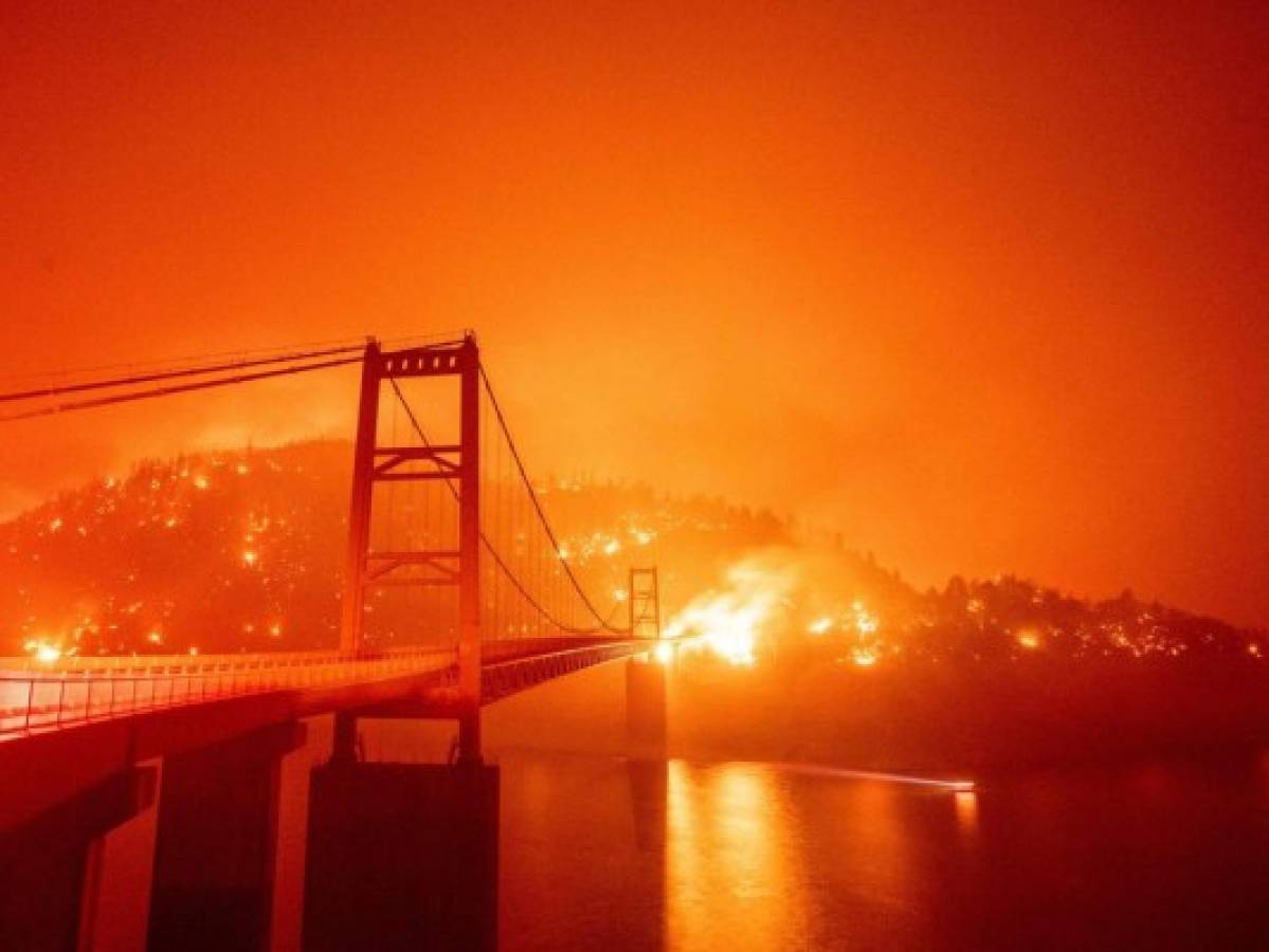 Infernales incendios arrasan con la costa oeste de EE UU