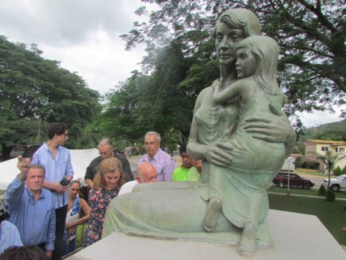 Depositan las cenizas del escultor Mario Zamora en Danlí