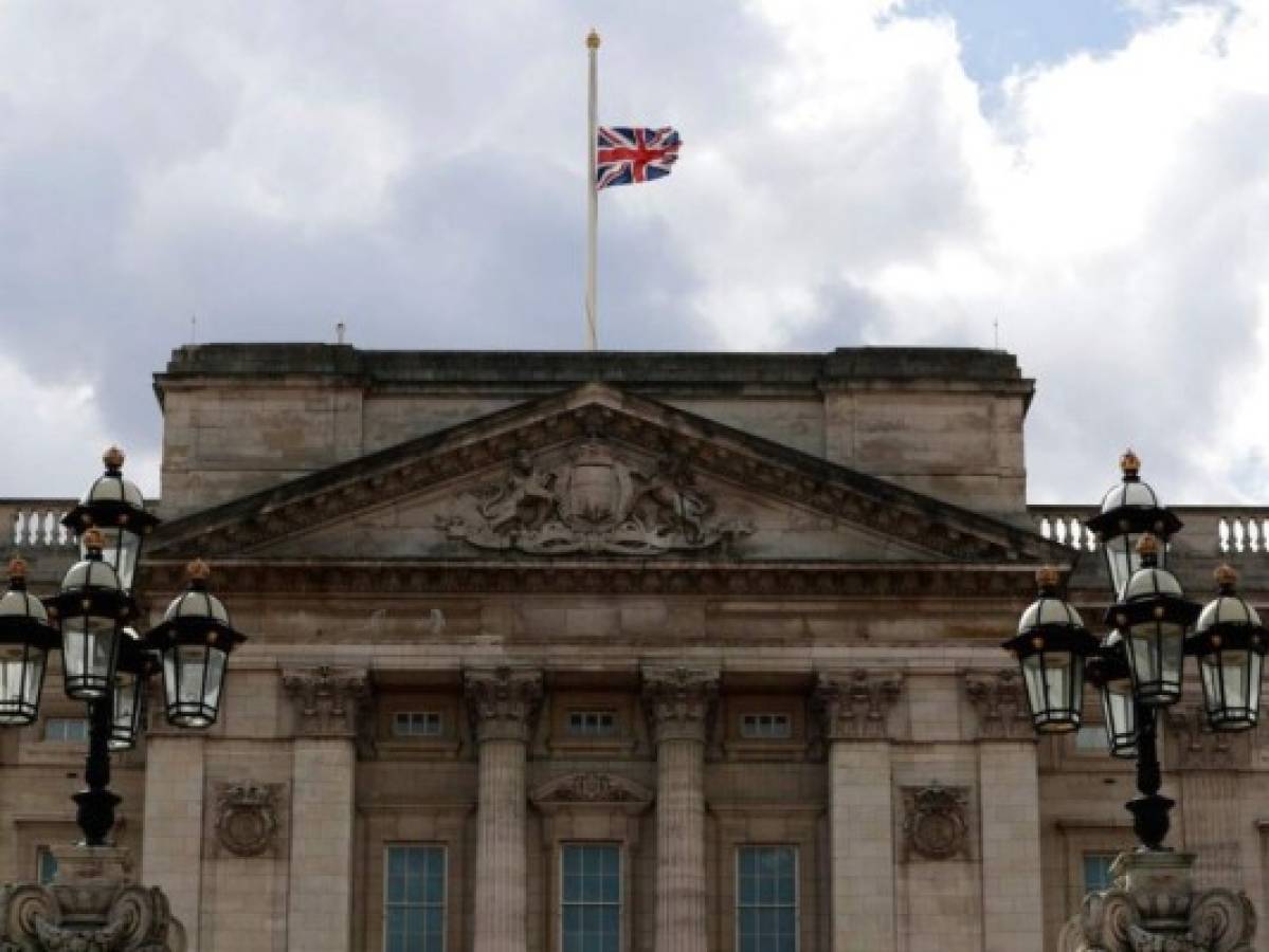 La bandera británica a media asta en el Palacio de Buckingham en Londres, tras el anuncio de la muerte del príncipe Felipe. Foto: AFP