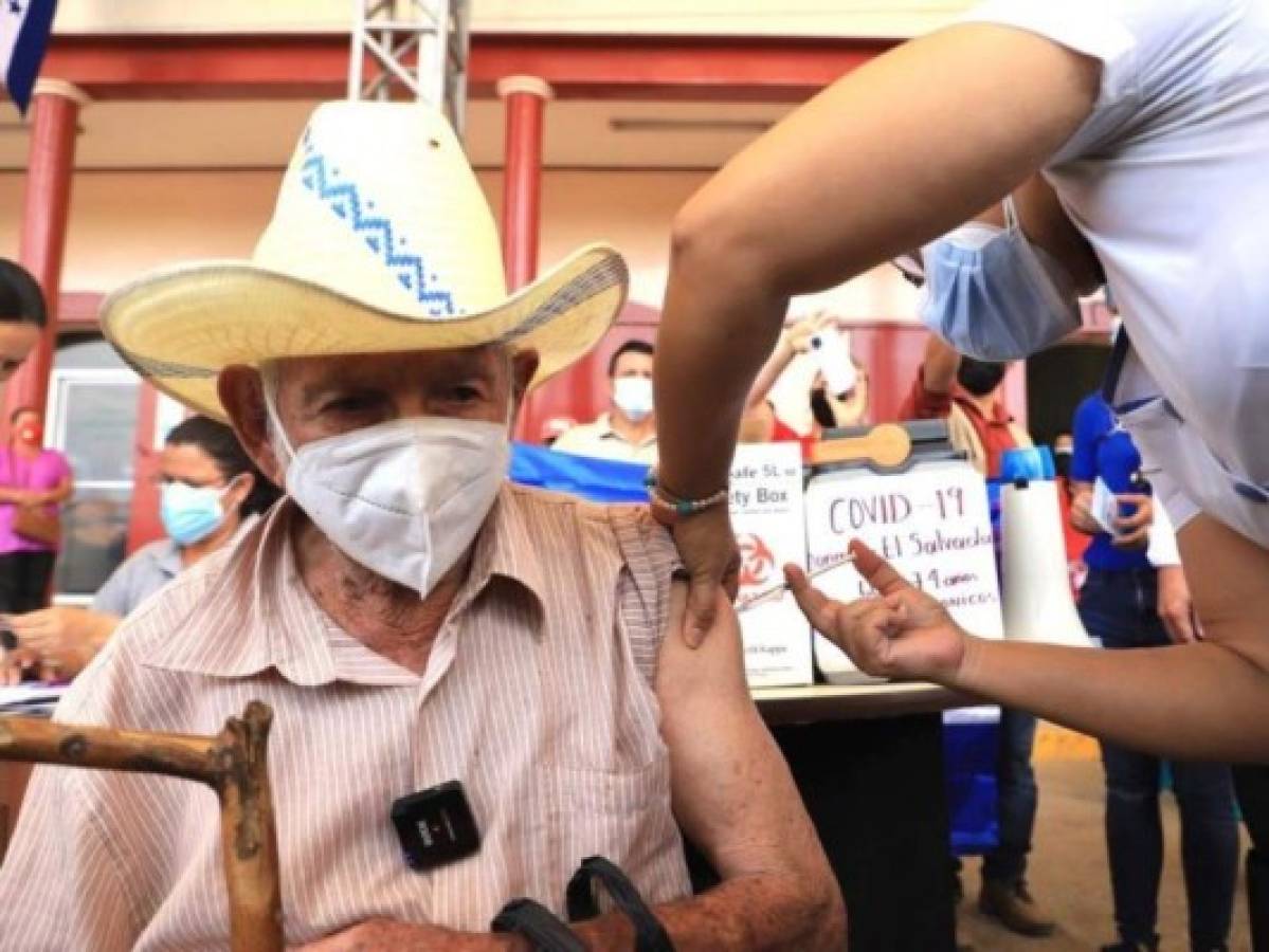 Hondureño de 84 años, el primero en recibir la vacuna donada por El Salvador