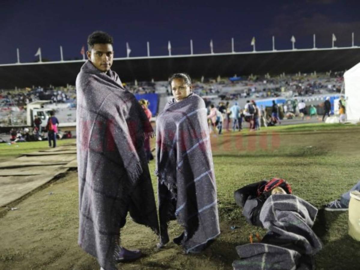 Miles de migrantes de la caravana acampan en estadio de Ciudad de México