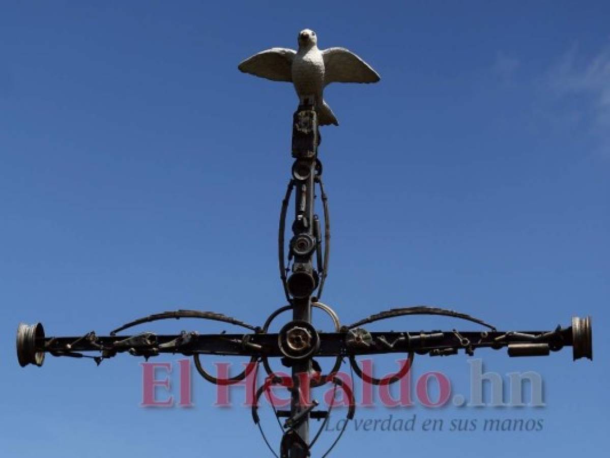 En la punta de la Cruz de Chatarra fue colocada la paloma de paz.