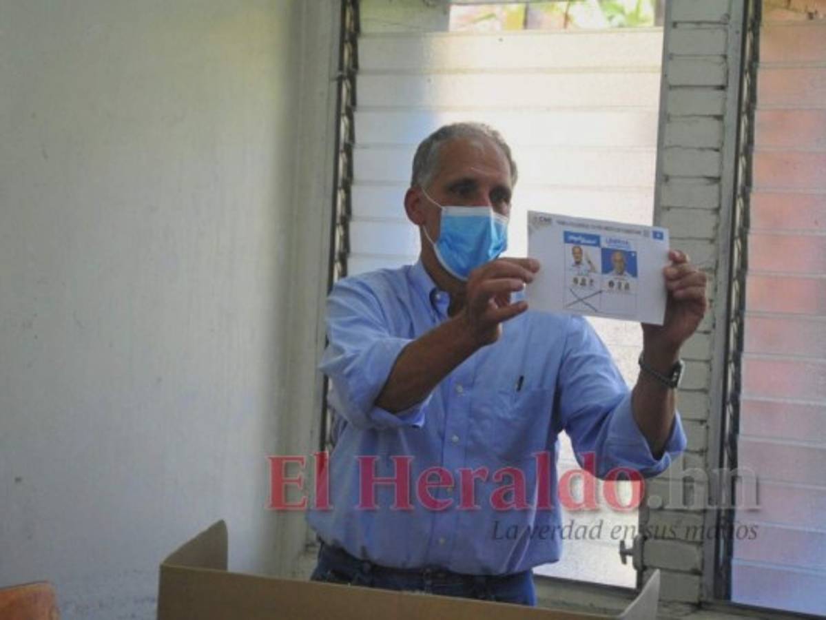 'Tito' Asfura vota en la Universidad Pedagógica en medio de un mar de personas