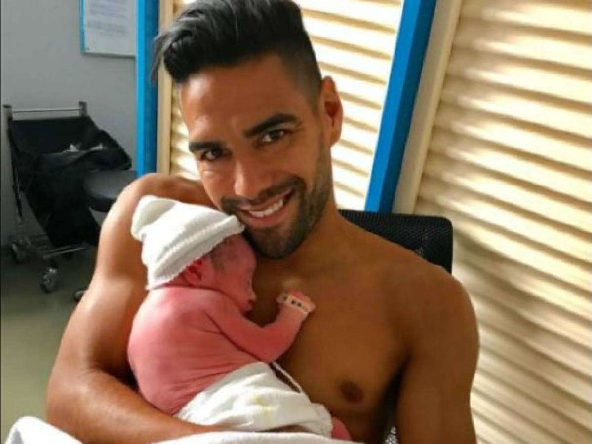 El jugador colombiano Radamel Falcao se convirtió en papá por tercera vez