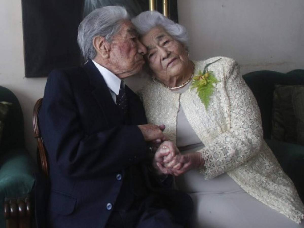 Los esposos Julio Mora Tapia, de 110 aÃ±os, Waldramina Quinteros, de 104, ambos profesores retirados, posan para una foto en su hogar en Quito, Ecuador, el viernes 28 de agosto de 2020. (AP Foto/Dolores Ochoa)