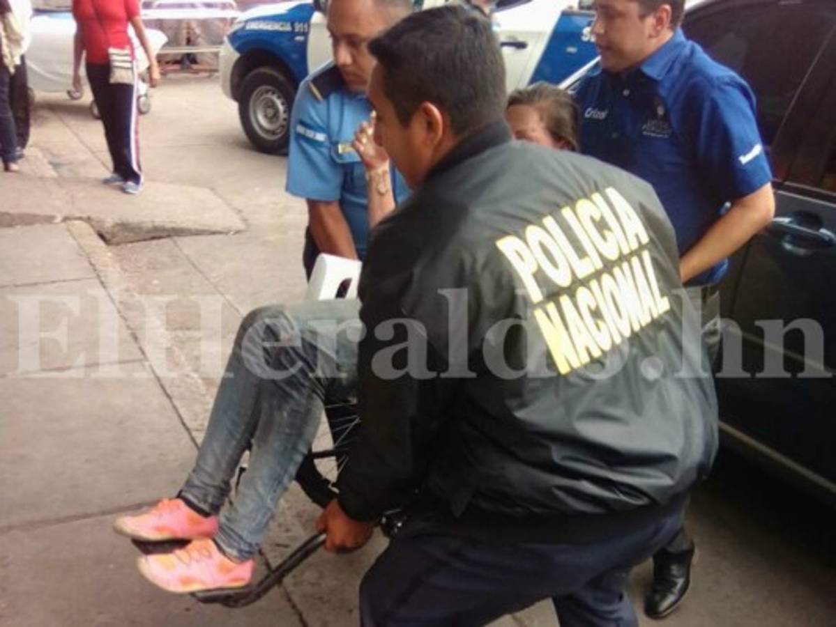 Una de las mujeres lesionadas fue llevada por miembros de la Policía Nacional a la emergencia de HEU (Foto: Alex Pérez/ El Heraldo Honduras/ Noticias de Honduras)
