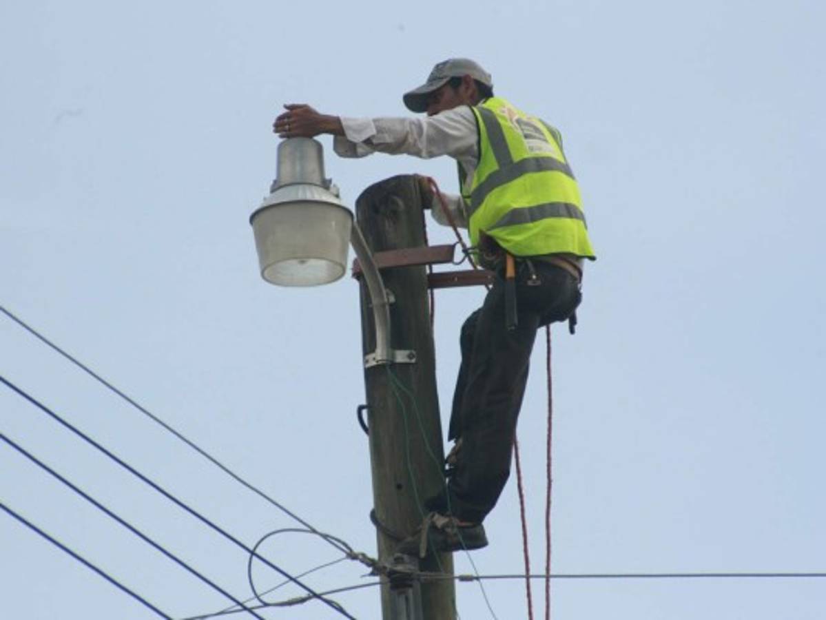 Realizan última revisión a tarifas de energía eléctrica