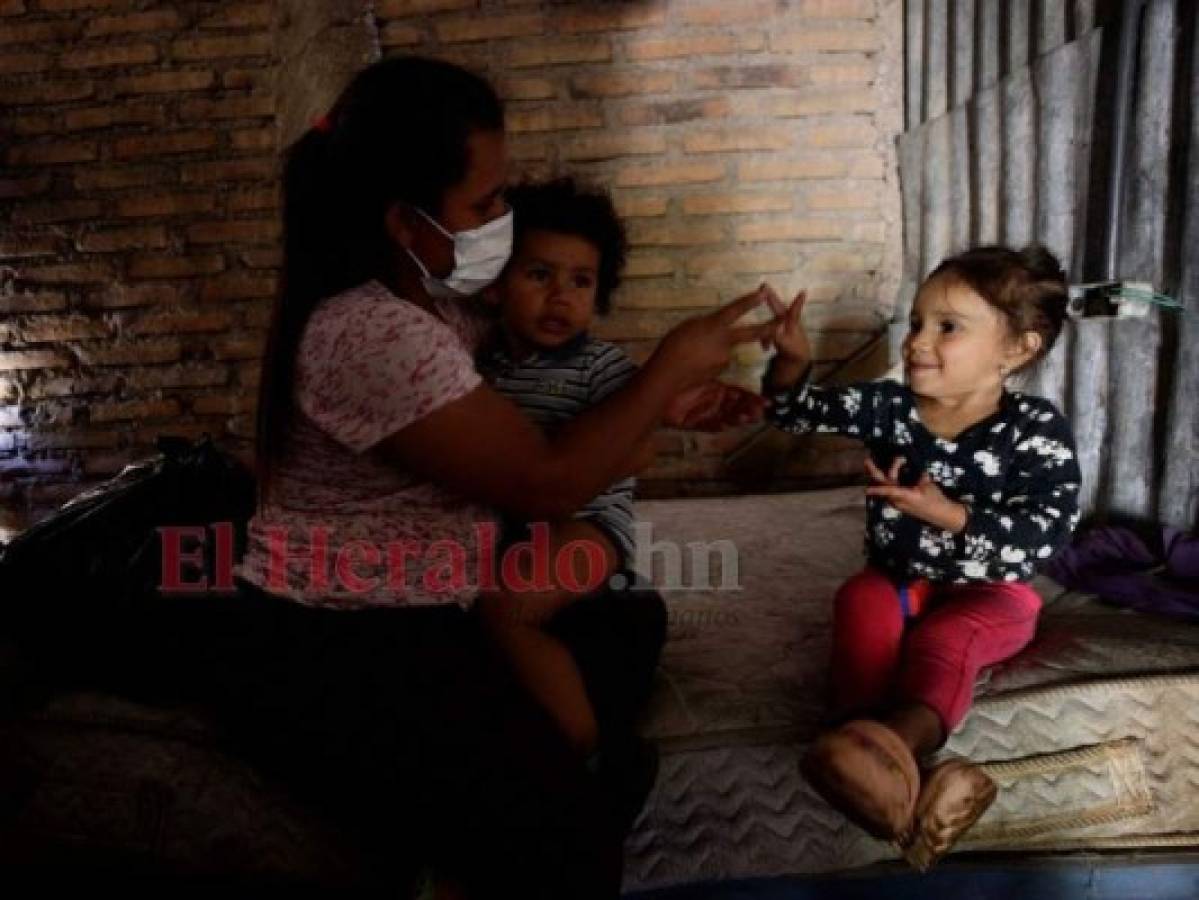 Fany solo pide ayuda para conseguir un empleo, un lugar dónde vivir y costear la alimentación y los medicamentos para sus hijos, para que nunca pierdan su inocente sonrisa. Foto: Emilio Flores/ EL HERALDO.