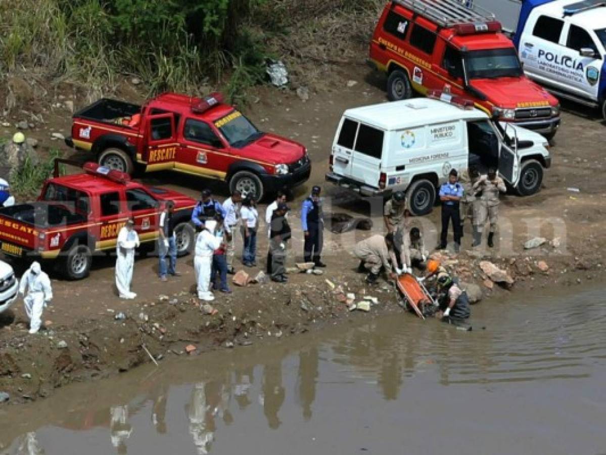 Miembros del Cuerpo de Bomberos rescatan el cadáver de Mario Efraín Cruz del río Choluteca.