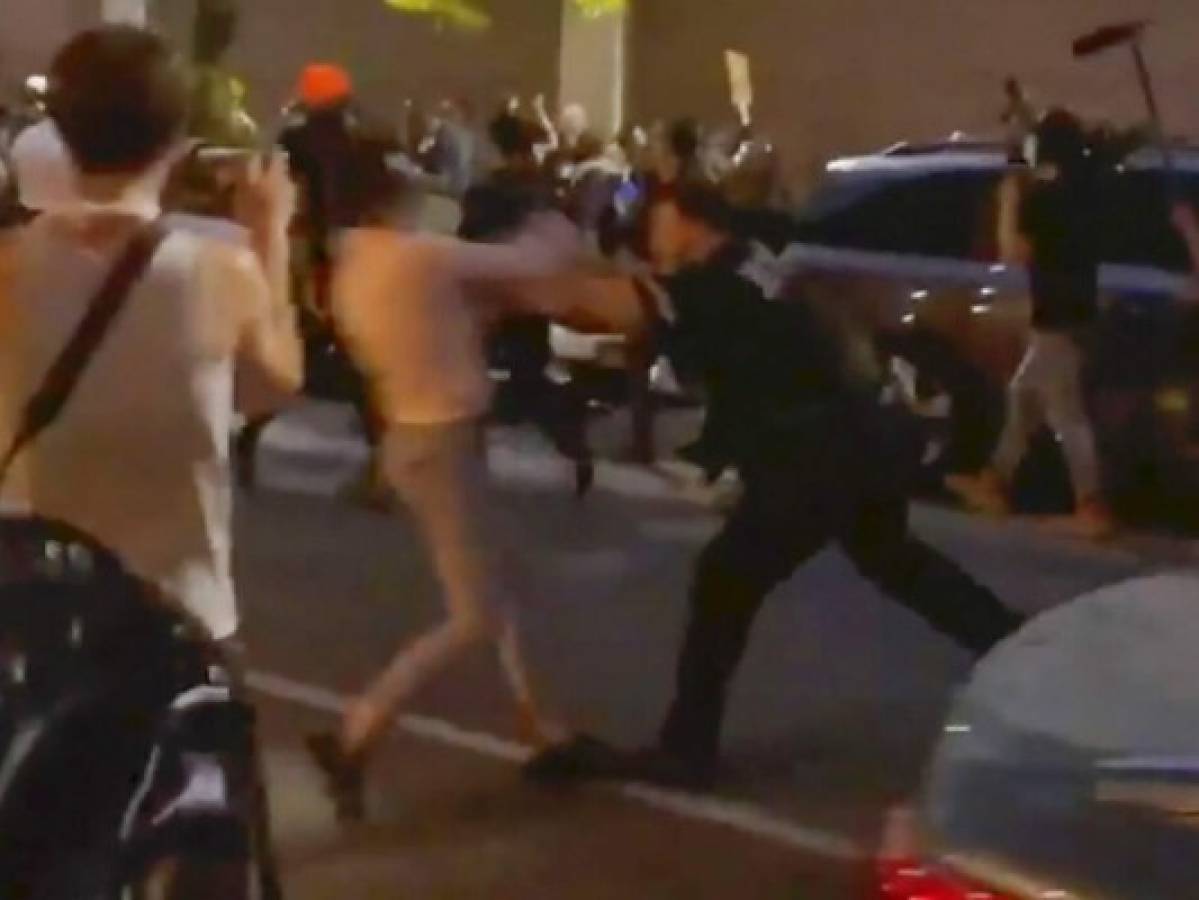 Policía de Nueva York es inculpado por derribar a una manifestante