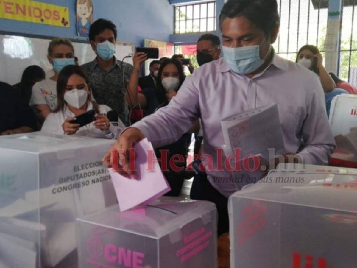 Un entusiasta Wilfredo Méndez acude a votar en Tegucigalpa (Fotos)
