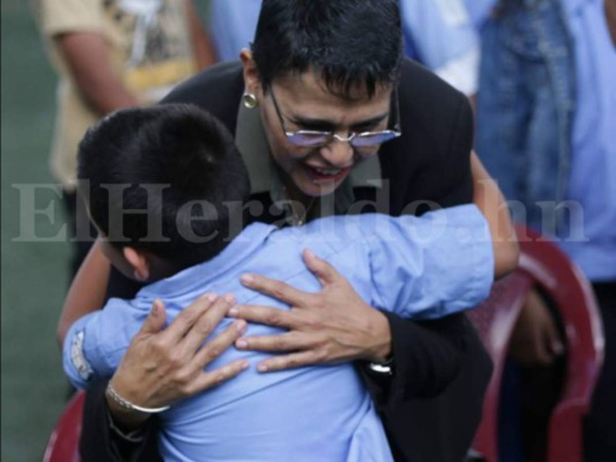 Uno de los alumnos de la escuela ubicada en Los Pinos da la bienvenida a la nueva ministra de Educación (Foto: El Heraldo Honduras/ Noticias de Honduras)