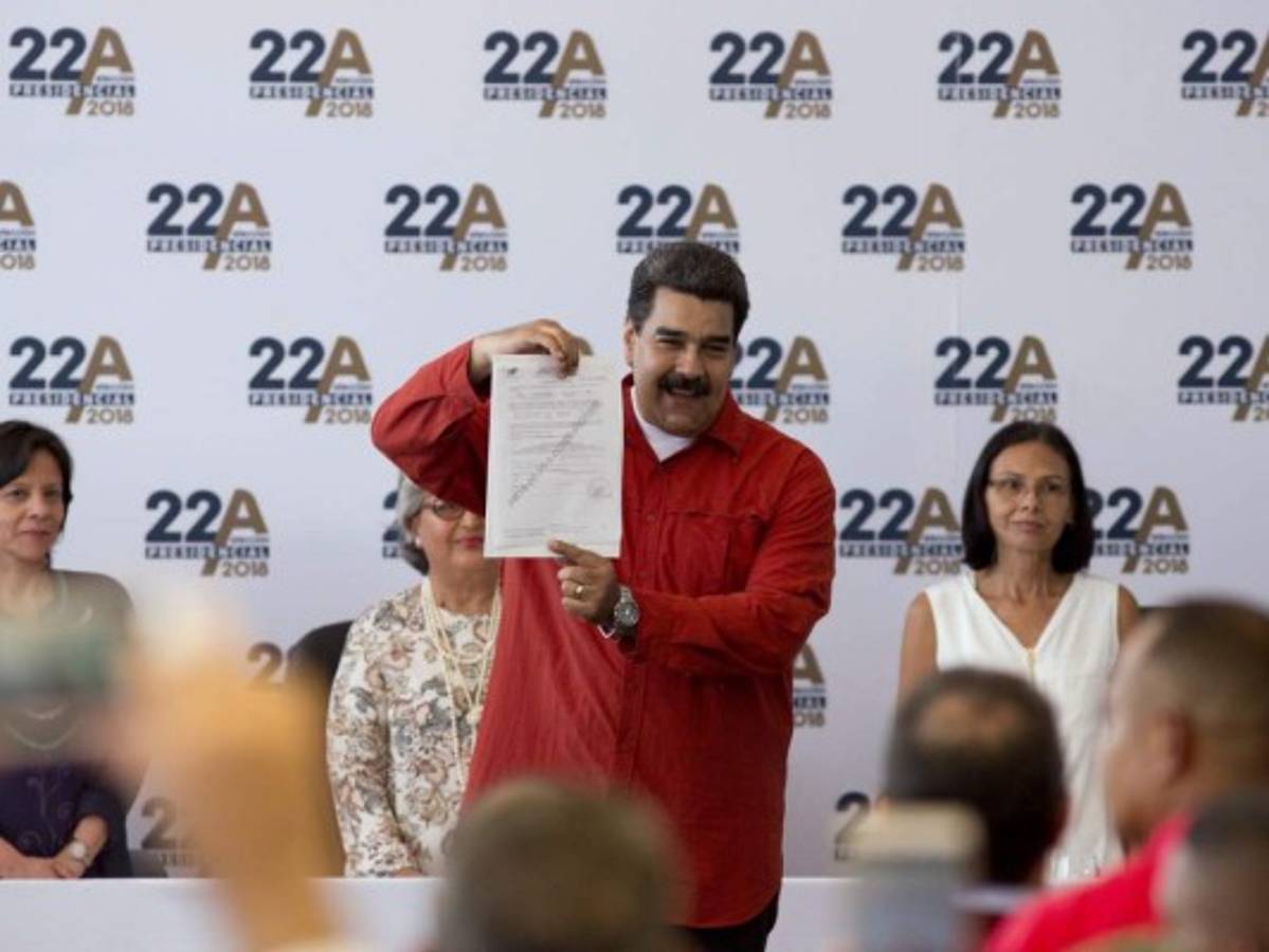 Nicolás Maduro inscribió su candidatura sin oponentes de peso; venezolanos lo acompañan al CNE