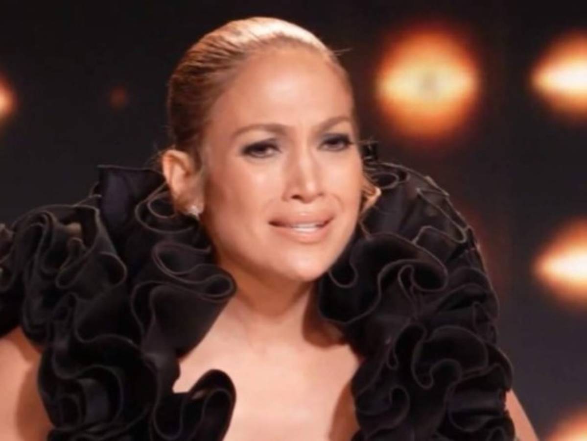 Video: Jennifer López es duramente criticada por despreciar el abrazo de una fanática