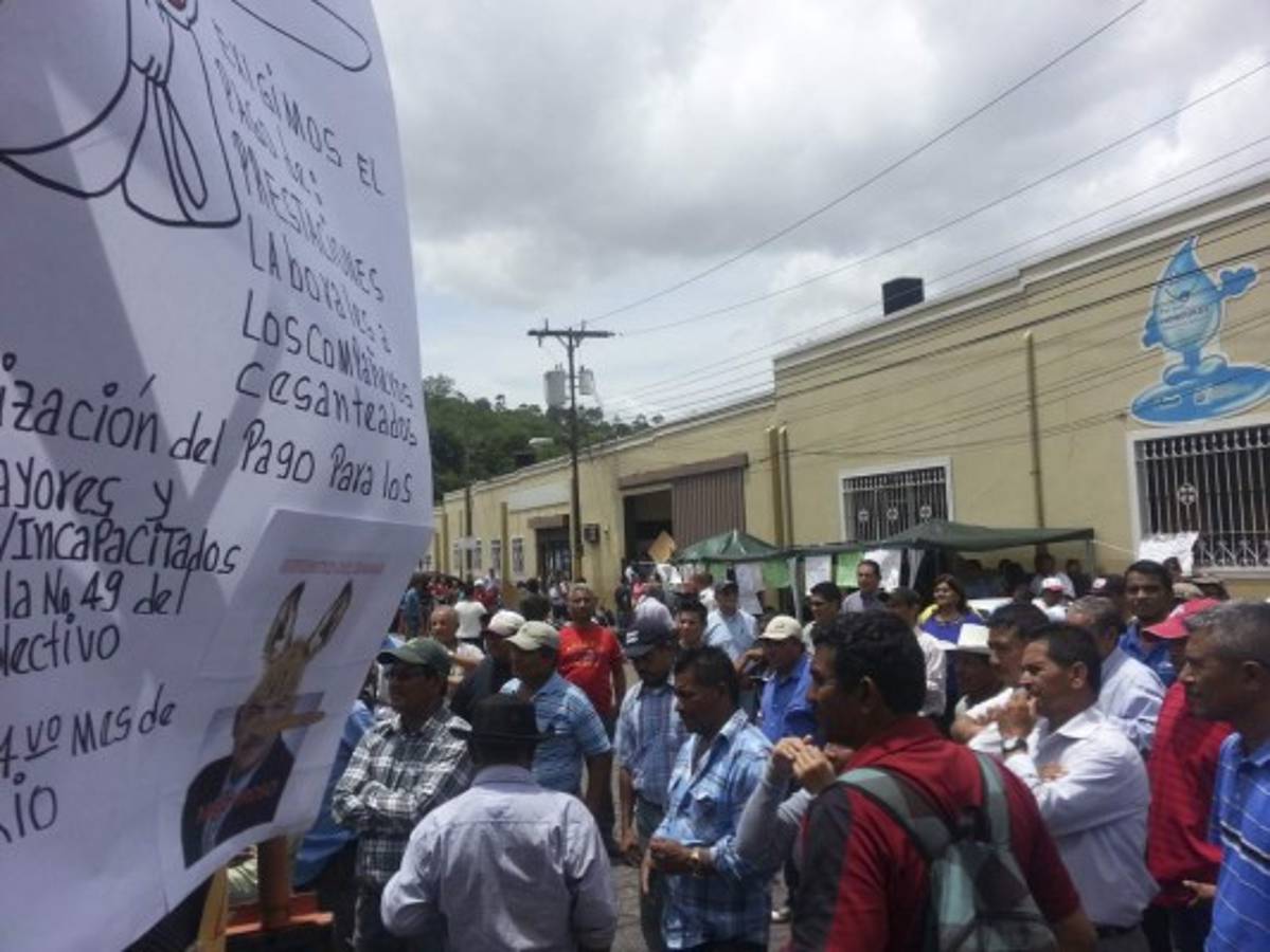 Empleados del SANAA se toman primera avenida