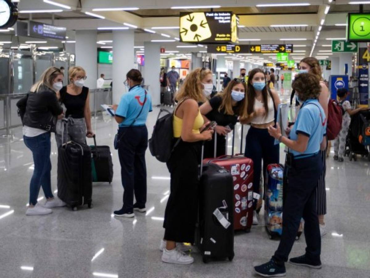 Madrid extiende uso obligatorio de mascarilla y aplica nuevas restricciones