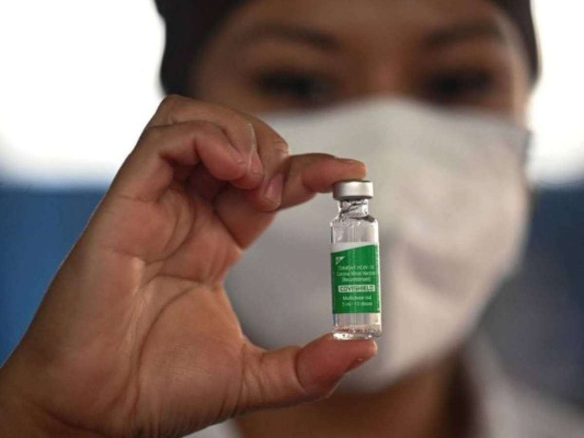 Estudios internacionales reflejan que las personas que reciben el esquema completo de vacunación pueden compartir con otros vacunados aún sin mascarilla porque ya no contagian. Foto: AFP