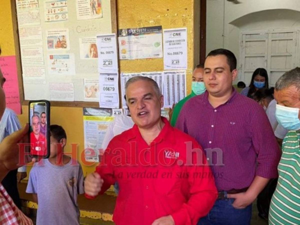 Yani Rosenthal acompaña a Quintín Soriano a votar en Choluteca