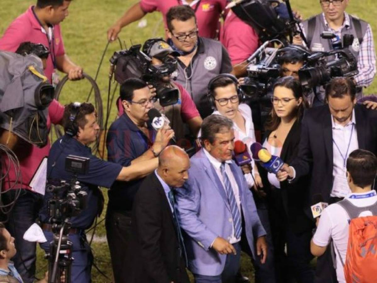 Jorge Luis Pinto es abordado por periodistas tras el triunfo de Honduras sobre México en San Pedro Sula, rumbo a Rusia 2018.