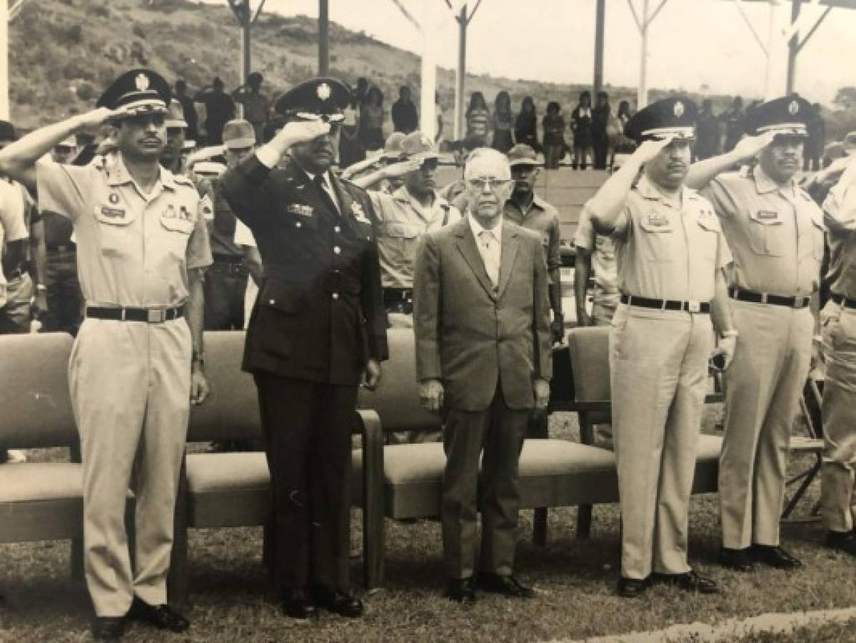 El general Melgar Castro (primero a la derecha), en una ceremonia en el gobierno de ‘Monchito’ Cruz (al centro).