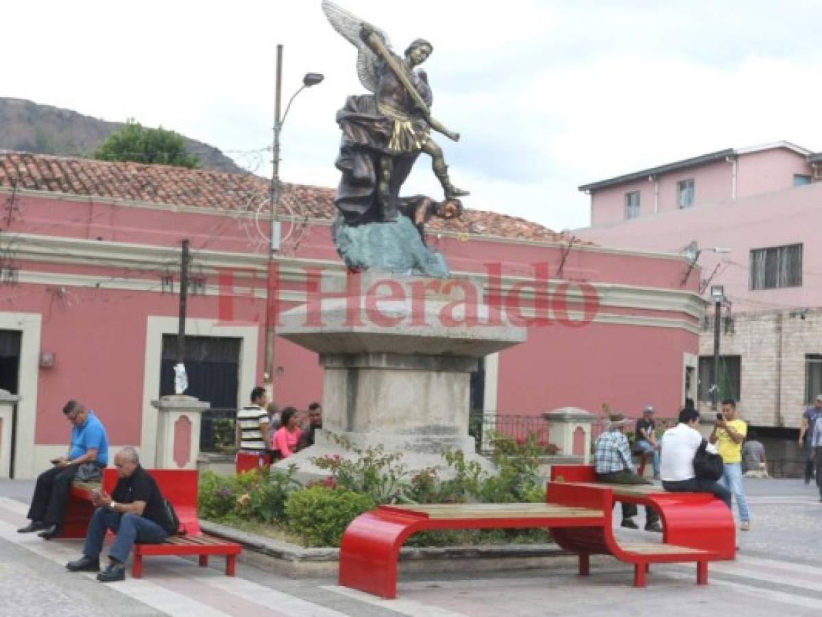 Atractiva y colorida luce la plaza Los Dolores con instalación de bancas en la capital