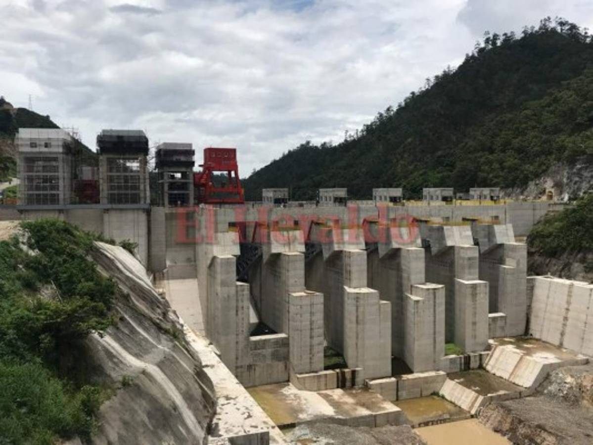 En la zona, las máquinas y empleados trabajan a doble turno.