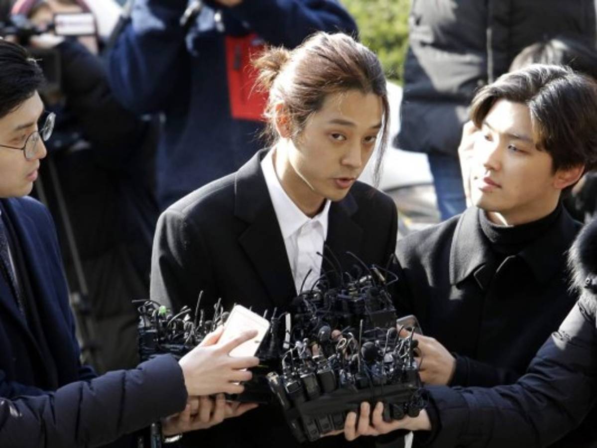 Interrogan a dos astros del K-pop por escándalos sexuales