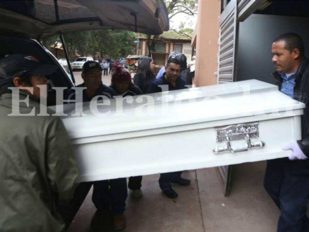 Tegucigalpa: Familiares retiran el cuerpo de joven asesinada anoche junto a su novio