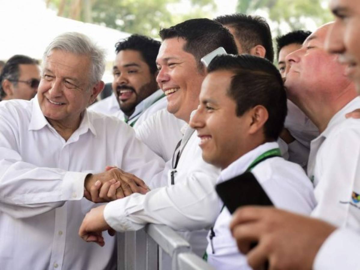 Presidente de México dará abrazos y besos hasta que sus expertos lo prohíban