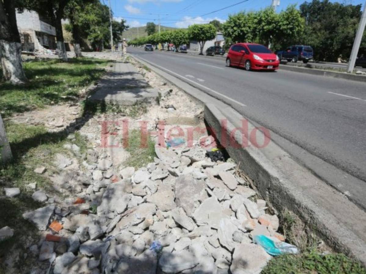 Sin acera está el bulevar Fuerzas Armadas de la capital de Honduras  