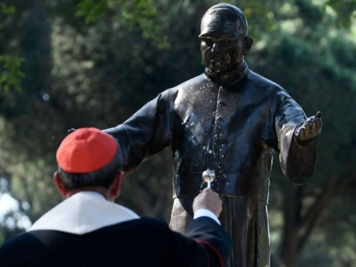 Inauguran en Roma estatua dedicada a monseñor Romero, el santo de los pobres
