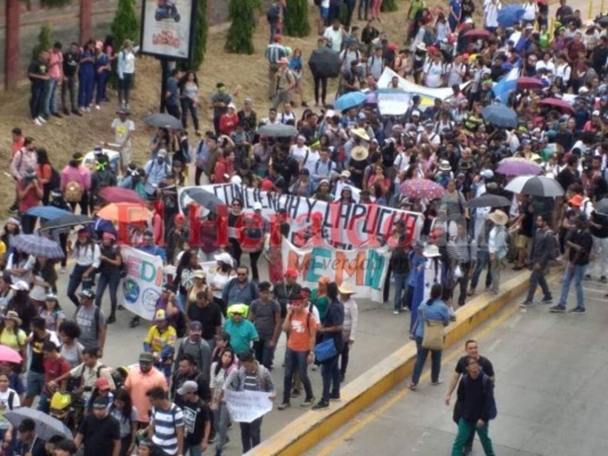 La movilización fue concurrida y estuvo integrada por estudiantes del nivel medio y superior. Foto: Alex Pérez/ EL HERALDO